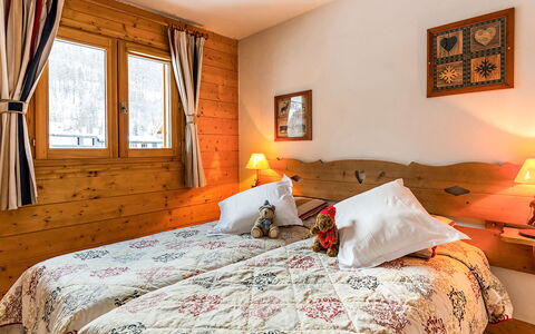 Serre Chevalier 651: Møbel, Ejendom, Komfort, Træ, Textile, Orange, Indretning, Belysning, Vindue, Bed Frame