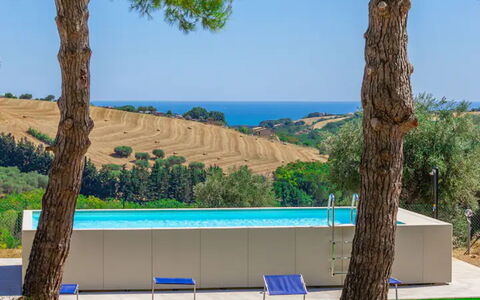 Villa Elpidio: Himmel, Plante, Ejendom, Vand, Bygning, Azure, Natur, Skygge, Træ, Arecales