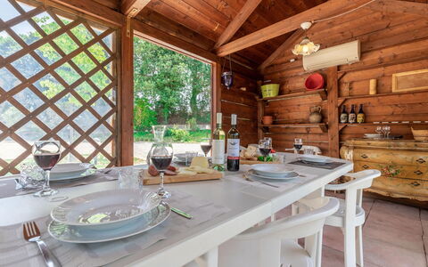 Villa Elpidio: Bord, Møbel, Ejendom, Bordservice, Tallerkner, Træ, Indretning, Arkitektur, Bygning, Etage