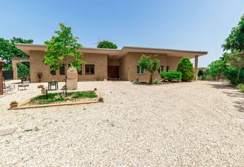 Villa Elpidio: Bygning, Himmel, Plante, Træ, Hus, Land Lot, Skygge, Vegetationen, Vindue, Landskab