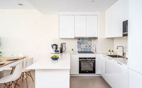 Mañanas Felices Iii: Køkken, Køkken Apparat, Countertop, Indretning, Møbel, Gulvbelægning, Cabinetry, Større Bandage, Væg, Etage