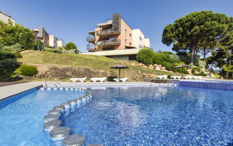 Lloret Garden: Vand, Himmel, Vandressourcer, Plante, Bygning, Azure, Træ, Svømmepøl, Naturlige Landskab, Hus