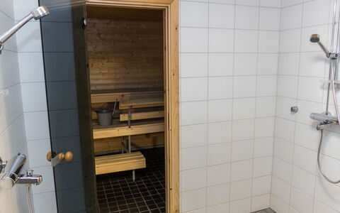 Napakymppi: Gulvbelægning, Sanitærarmatur, Træ, Etage, Badeværelse, Vvs, Indretning, Flise, Kompositmateriale, Tap