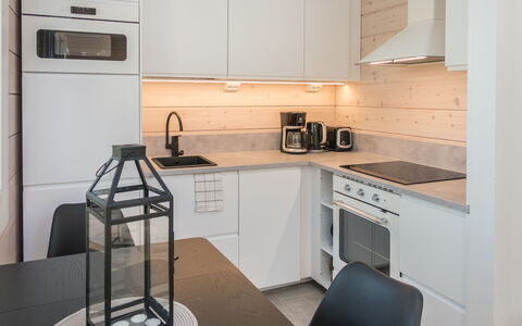 Kitkanvee 1: Køkken, Køkken Apparat, Countertop, Indretning, Gulvbelægning, Møbel, Træ, Større Bandage, Cabinetry, Lysarmatur