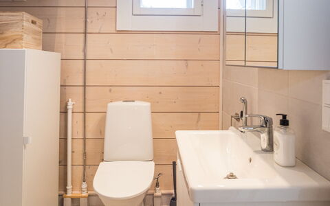 Kitkanvee 1: Toiletbræt, Gulvbelægning, Badeværelse, Toilet, Etage, Sanitærarmatur, Væg, Indretning, Træ, Håndvask