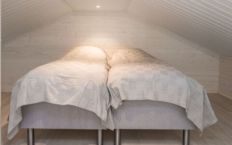 Kitkanvee 1: Loft, Soveværelse, Gulvbelægning, Etage, Bed Frame, Seng, Sengetøj, Sengetøj, Lysarmatur, Hårdttræ