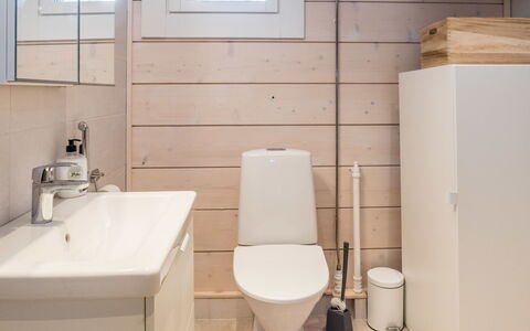 Kitkanvee 2: Toiletbræt, Gulvbelægning, Toilet, Badeværelse, Etage, Sanitærarmatur, Væg, Indretning, Træ, Håndvask