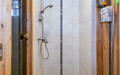 Rukanhippu: Sanitærarmatur, Gulvbelægning, Brusehoved, Badeværelse, Bruser, Etage, Vvs, Brusestang, Indretning, Brusepanel