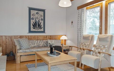 Siulapalkinen a 4: Møbel, Indretning, Gulvbelægning, Etage, Træ, Værelse, Belysning, Loft, Couch, Stue