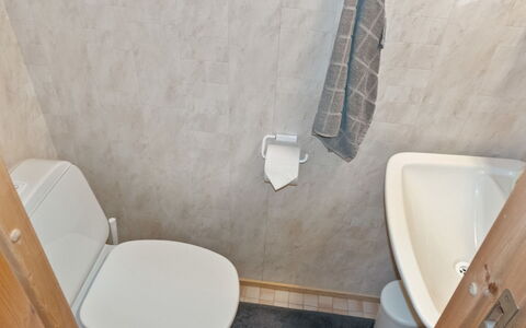 Siulapalkinen a 4: Toiletbræt, Sanitærarmatur, Væg, Badeværelse, Gulvbelægning, Toilet, Etage, Badeværelsesvask, Håndvask, Vvs