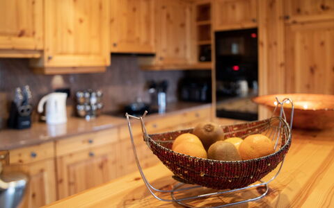 Villars 761: Mad, Cabinetry, Countertop, Bordservice, Køkken Apparat, Træ, Bord, Køkken, Indretning, Husholdningsapparat