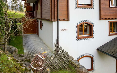 Villars 761: Plante, Bygning, Vindue, Træ, Gul, Kvarter, Boligområde, Sommerhus, Trappe, Urban Design