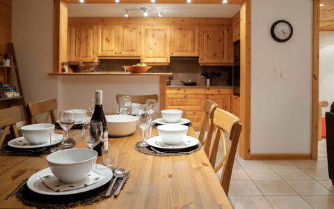 Ambre 1: Bord, Bordservice, Ejendom, Møbel, Tallerkner, Træ, Drinkware, Cabinetry, Stol, Countertop