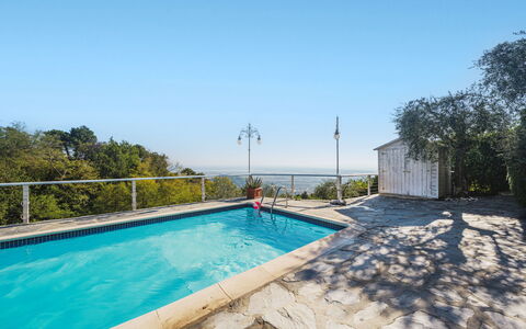 Villa Mistral: Træ, Belysning, Indretning, Gulvbelægning, Etage, Stue, Ejendom, Hårdttræ, Bord, Bjælke
