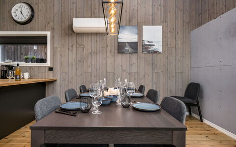 Mathias: Møbel, Indretning, Gulvbelægning, Lysarmatur, Træ, Etage, Loft, Spisestue, Bord, Køkken & Spisebord