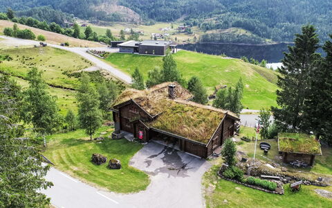 Lindefjeldbu: Plante, Bjerg, Naturlige Landskab, Træ, Land Lot, Vindue, Highland, Bygning, Hældning, Græs