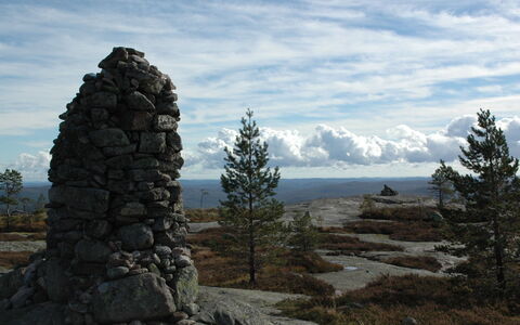 Kakebu: Sne, Himmel, Bjerg, Vindue, Sky, Bygning, Hus, Hældning, Træ, Sommerhus
