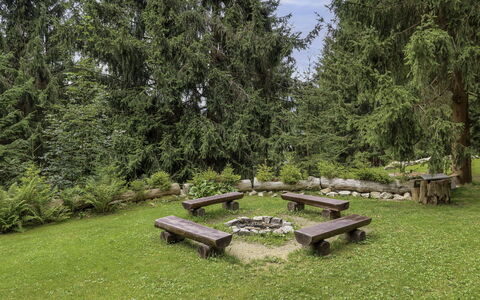 Harrachov 130: Sne, Himmel, Bjerg, Vindue, Sky, Bygning, Hus, Hældning, Træ, Sommerhus
