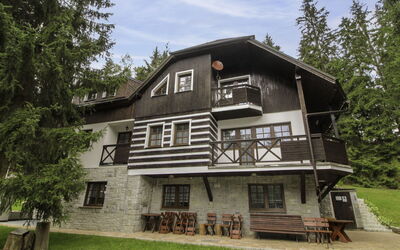 Harrachov 130: Sne, Himmel, Bjerg, Vindue, Sky, Bygning, Hus, Hældning, Træ, Sommerhus