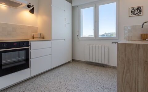 Les Mouettes: Cabinetry, Countertop, Bygning, Vindue, Køkken, Belysning, Træ, Køkken Apparat, Gulvbelægning, Indretning