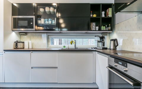Villa Heksa: Altan, Lejlighed, Skygge, Glas, Ejerlejlighed, Gelænder, Veranda, Dagslys, Dæk, Udendørs Møbler