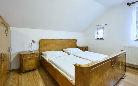 Garden & Pets Escape: Ejendom, Møbel, Vindue, Komfort, Bygning, Skuffe, Cabinetry, Bed Frame, Træ, Pude