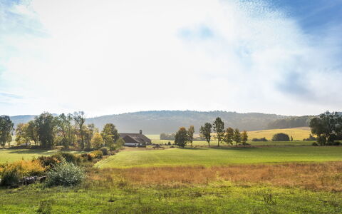 Forsthaus Gut Malberg: Sne, Himmel, Bjerg, Vindue, Sky, Bygning, Hus, Hældning, Træ, Sommerhus