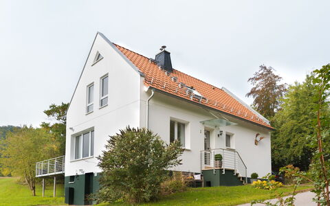 Forsthaus Gut Malberg: Sne, Himmel, Bjerg, Vindue, Sky, Bygning, Hus, Hældning, Træ, Sommerhus