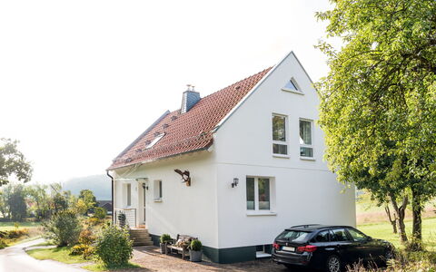 Forsthaus Gut Malberg: Sne, Himmel, Bjerg, Vindue, Sky, Bygning, Hus, Hældning, Træ, Sommerhus