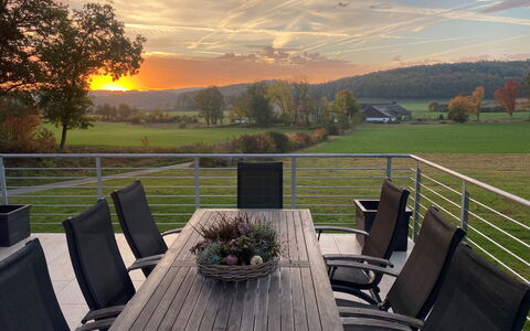 Forsthaus Gut Malberg: Sky, Himmel, Plante, Møbel, Bord, Stol, Natur, Hegn, Træ, Udendørs Møbler
