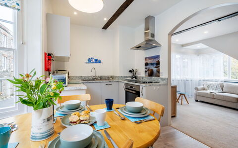 Cherry Orchard Cottage: Indretning, Møbel, Gulvbelægning, Etage, Loft, Countertop, Køkken, Værelse, Lejlighed, Belysning