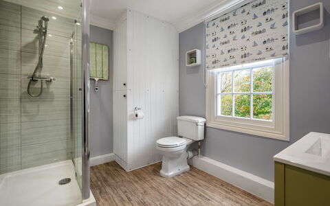 Cherry Orchard House: Badeværelse, Toiletbræt, Sanitærarmatur, Gulvbelægning, Etage, Toilet, Badekar, Indretning, Vvs, Belysning