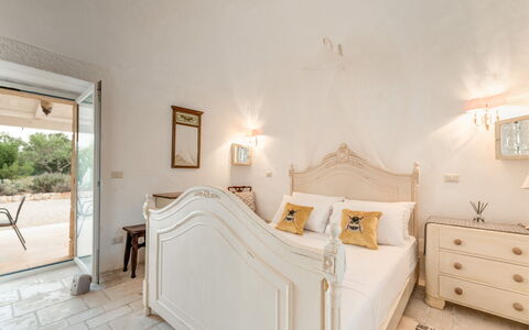 Trullo Ulivo: Møbel, Bygning, Komfort, Træ, Textile, Belysning, Indretning, Etage, Bed Frame, Plante
