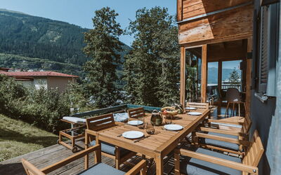 Chalet 1018: Bord, Møbel, Himmel, Ejendom, Plante, Stol, Bygning, Træ, Udendørs Bord, Vindue