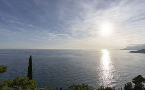 Mare Azzurro: Himmel, Vand, Sky, Strand, Paraply, Udendørs Møbler, Skygge, Coastal Og Oceaniske Landskabsformer