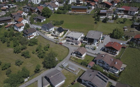 Anna: Bygning, Ejendom, Plante, Land Lot, Hus, Arkitektur, Urban Design, Træ, Landskab, Tag