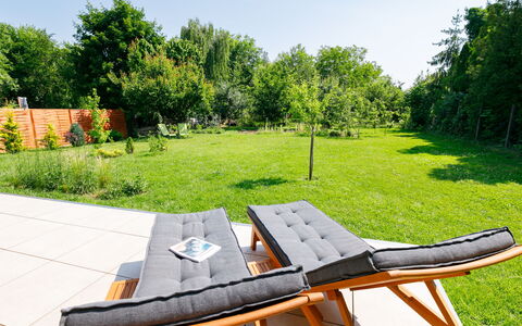 Sunstreet: Plante, Himmel, Plantesamfund, Natur, Udendørs Møbler, Udendørs Bord, Træ, Naturlige Landskab, Græs, Fritid