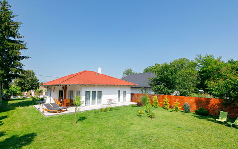 Sunstreet: Plante, Himmel, Bygning, Ejendom, Træ, Naturlige Landskab, Vindue, Hus, Land Lot, Sommerhus