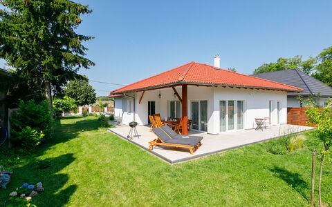 Sunstreet: Plante, Ejendom, Bygning, Himmel, Træ, Vindue, Hus, Land Lot, Skygge, Sommerhus