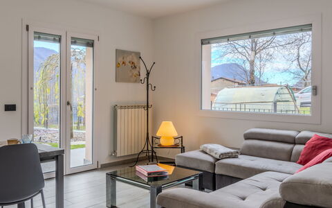 Casa Ulivo: Ejendom, Møbel, Couch, Bord, Vindue, Komfort, Træ, Indretning, Belysning, Bygning