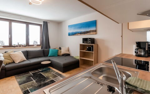 Bergleben: Ejendom, Møbel, Håndvask, Couch, Køkkenvask, Cabinetry, Belysning, Indretning, Vindue, Træ