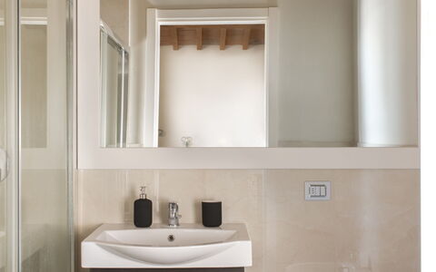Casa San Piero: Cabinetry, Møbel, Ejendom, Spejl, Træ, Badeværelse, Badeværelsesskab, Skuffe, Indretning, Etage