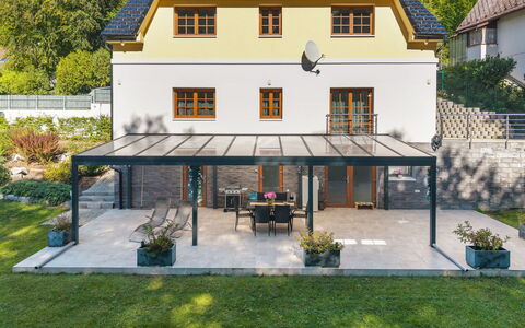 Posázaví: Møbel, Skygge, Udendørs Møbler, Gårdhave, Markise, Udendørs Struktur, Blomsterkrukke, Udendørs Bord, Have, Pergola