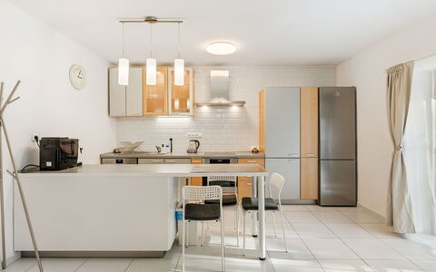 Posázaví: Møbel, Køkken, Indretning, Countertop, Gulvbelægning, Lysarmatur, Cabinetry, Væg, Køkken Apparat, Træ
