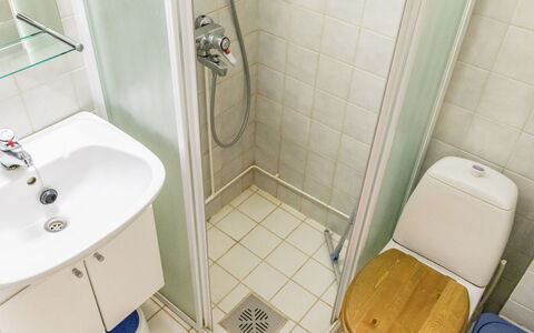 Luppokero 3: Toiletbræt, Badeværelse, Toilet, Badeværelsesvask, Sanitærarmatur, Håndvask, Gulvbelægning, Etage, Indretning, Tap