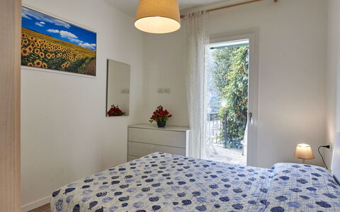 Anna: Møbel, Ejendom, Plante, Komfort, Azure, Cabinetry, Belysning, Stueplante, Seng, Bed Frame