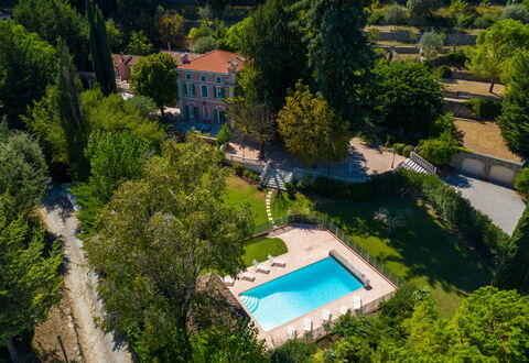 La Verdière: Ejendom, Bygning, Plante, Azure, Træ, Arkitektur, Vegetationen, Vand, Urban Design, Kvarter