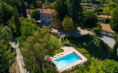 La Verdière: Ejendom, Bygning, Plante, Azure, Træ, Arkitektur, Vegetationen, Vand, Urban Design, Kvarter