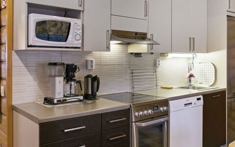 Kirnutie 3: Køkken Apparat, Køkken, Countertop, Cabinetry, Større Bandage, Husholdningsapparat, Møbel, Indretning, Træ, Gulvbelægning
