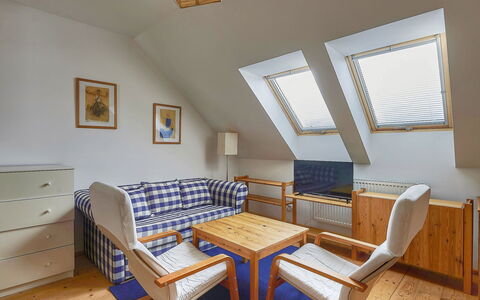 Harrachov 63: Bord, Møbel, Ejendom, Couch, Vindue, Cabinetry, Træ, Belysning, Indretning, Hus